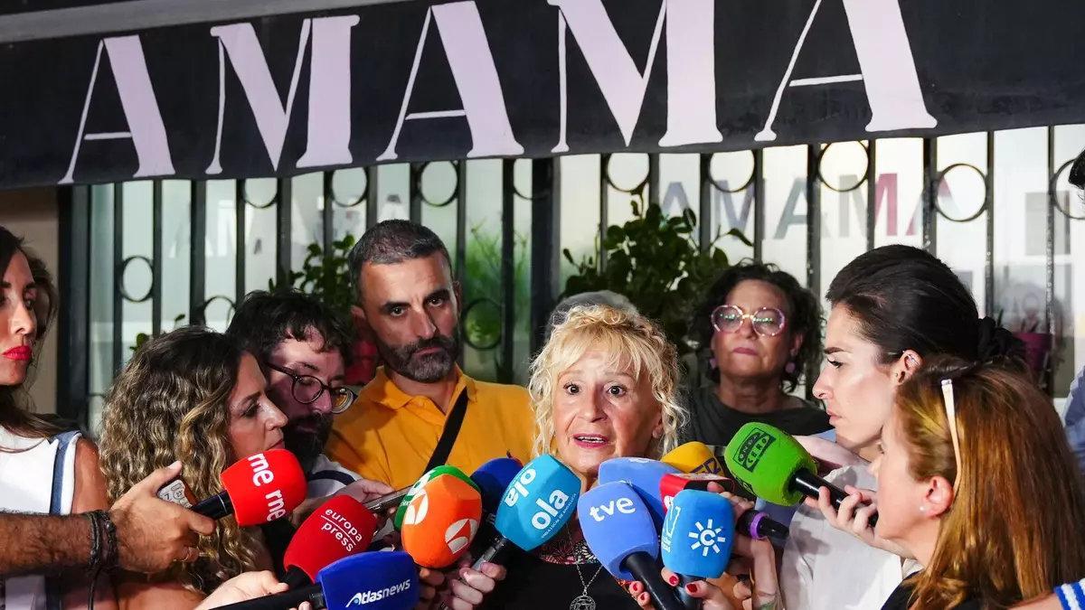 La presidenta de Amama, Ángela Claverol atiende a los medios de comunicación.
