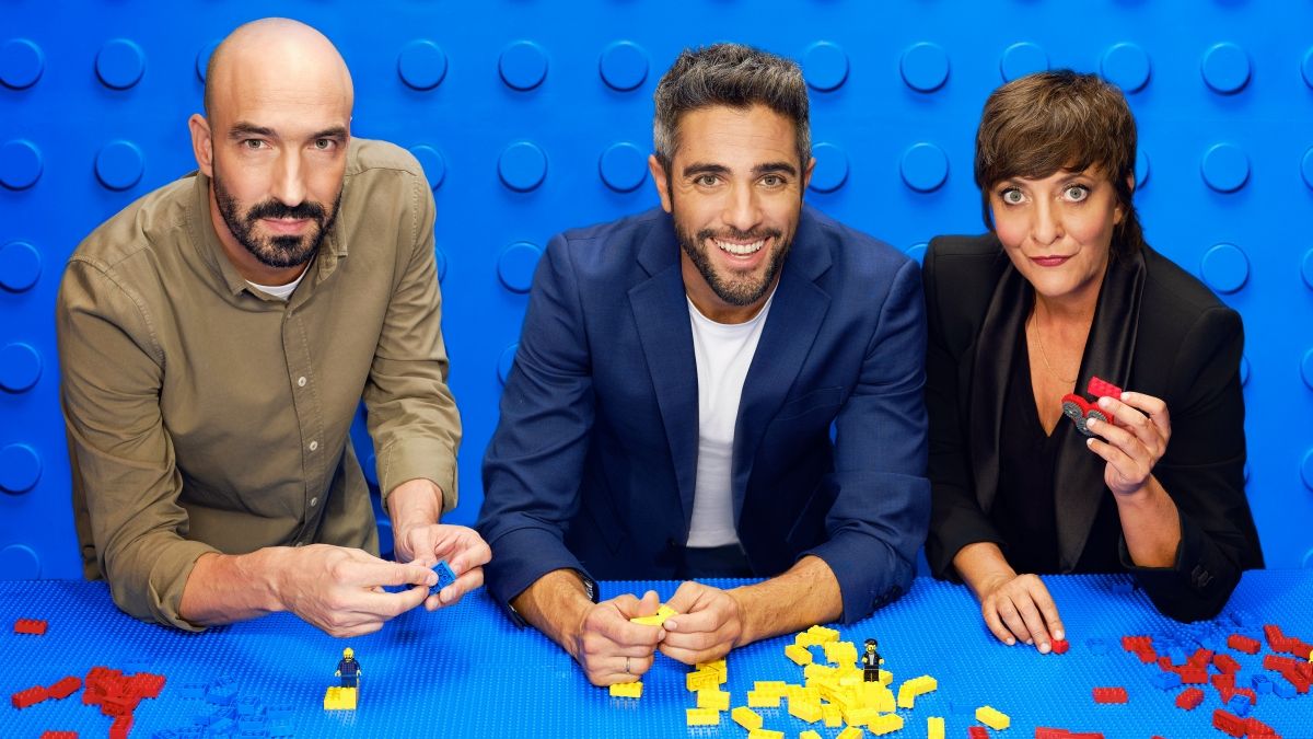 Roberto Leal, Eva Hache y el diseñador de LEGO Pablo González, presentador y jurado de 'Lego Masters'