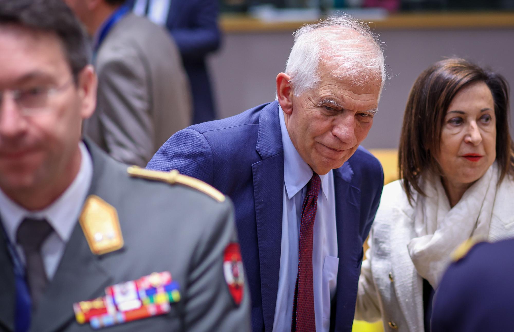 El jefe de la diplomacia de la UE, Josep Borrell, y la ministra española Margarita Robles, al inicio del Consejo de Defensa, martes en Bruselas.