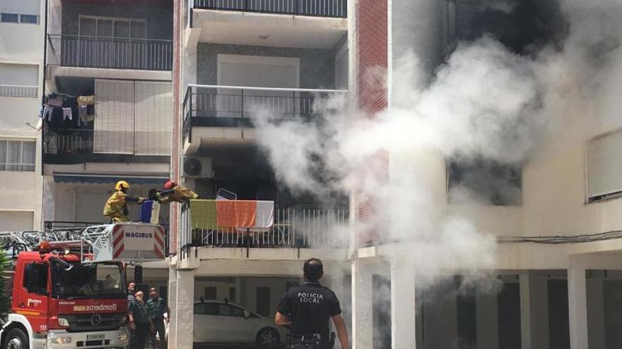 Aparatoso incendio en una finca de apartamentos de la playa del Arenal de Xàbia