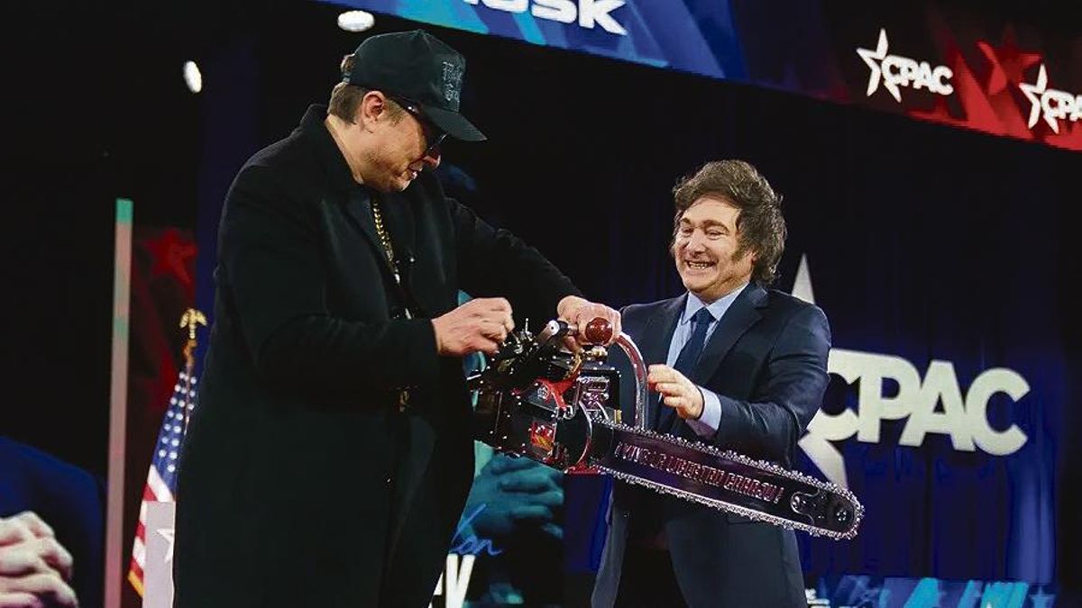 El presidente de Argentina, Javier Milei, le regala una motosierra al magnate Elon Musk en el foro conservador CPAC.