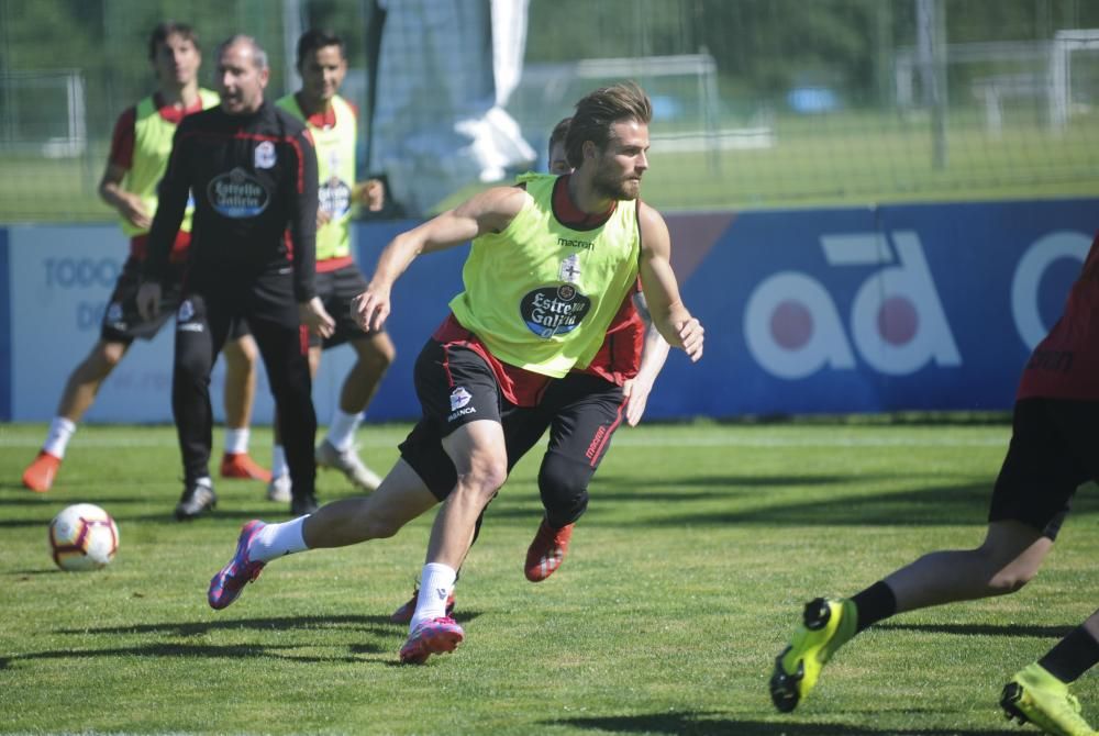 Los titulares ante el Cádiz tuvieron una sesión de recuperación. Los futbolistas que no actuaron de inicio protagonizaron una intensa mañana de trabajo. Se quedaron al margen Krohn-Deli y Borja Valle.