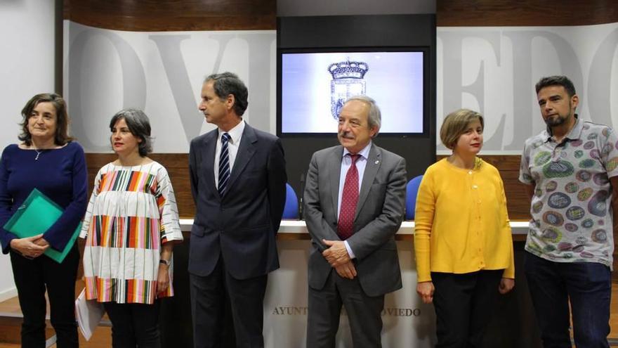 Desde la izquierda: Ana Piquero, Sonia Puente, José Manuel Llavona, Wenceslao López, Ana Taboada e Iván Álvarez, ayer, en la presentación de los pliegos del concurso de ideas.