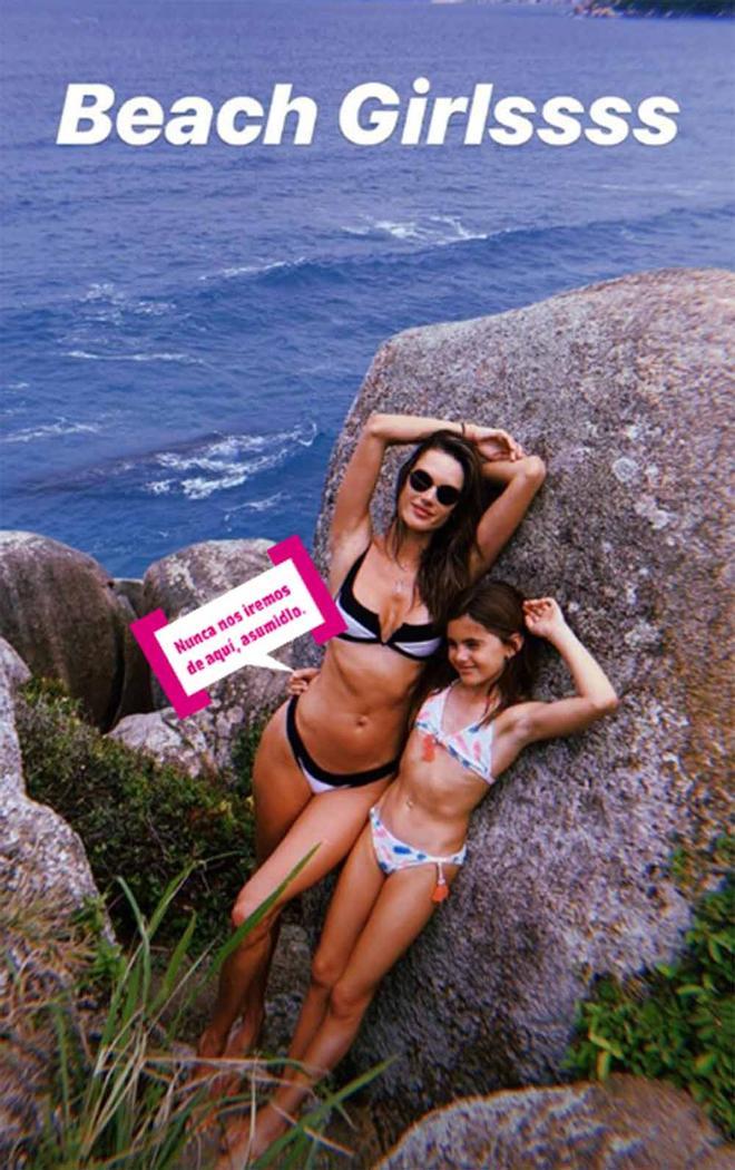 Alessandra Ambrosio con su hija en la playa