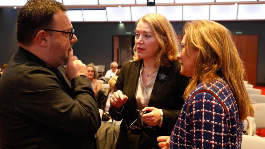 Por la izquierda, Cosme Marina, Eva Guillermina Fernández y Encina Cortizo, ayer, en el Club Prensa Asturiana.