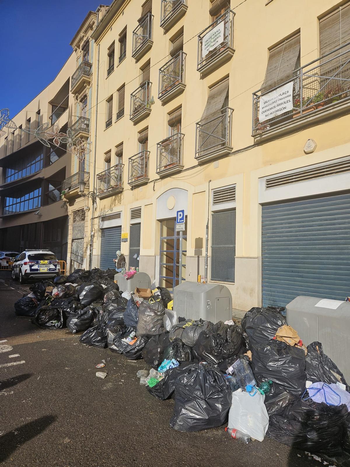Bolsas de basura acumuladas estas fallas en una calle de València
