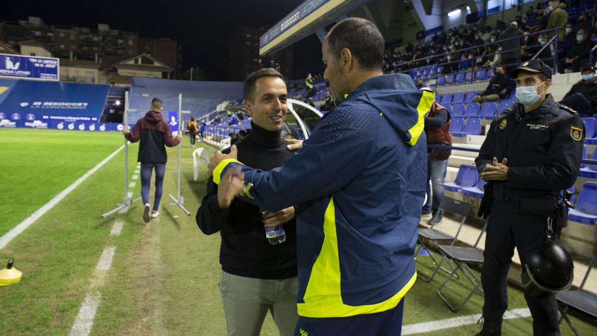 El técnico del Dépor, Borja Jiménez, saluda a su homólogo del UCAM Murcia, Salva Ballesta. |  // LOF