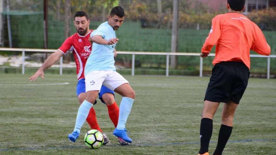 Un jugador del Beluso protege el balón durante el partido de ayer ante el Domaio. // Gonzalo Núñez