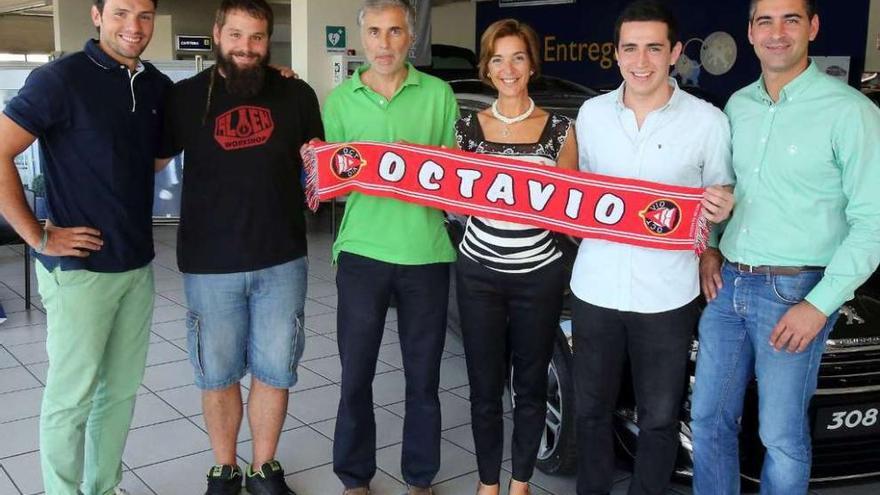 Jabato, Toni Corcera, Javier Rodríguez, Alicia Encinas, Francisco Salazar y Cerillo, ayer en el concesionario Mosa Peugeot de Vigo.