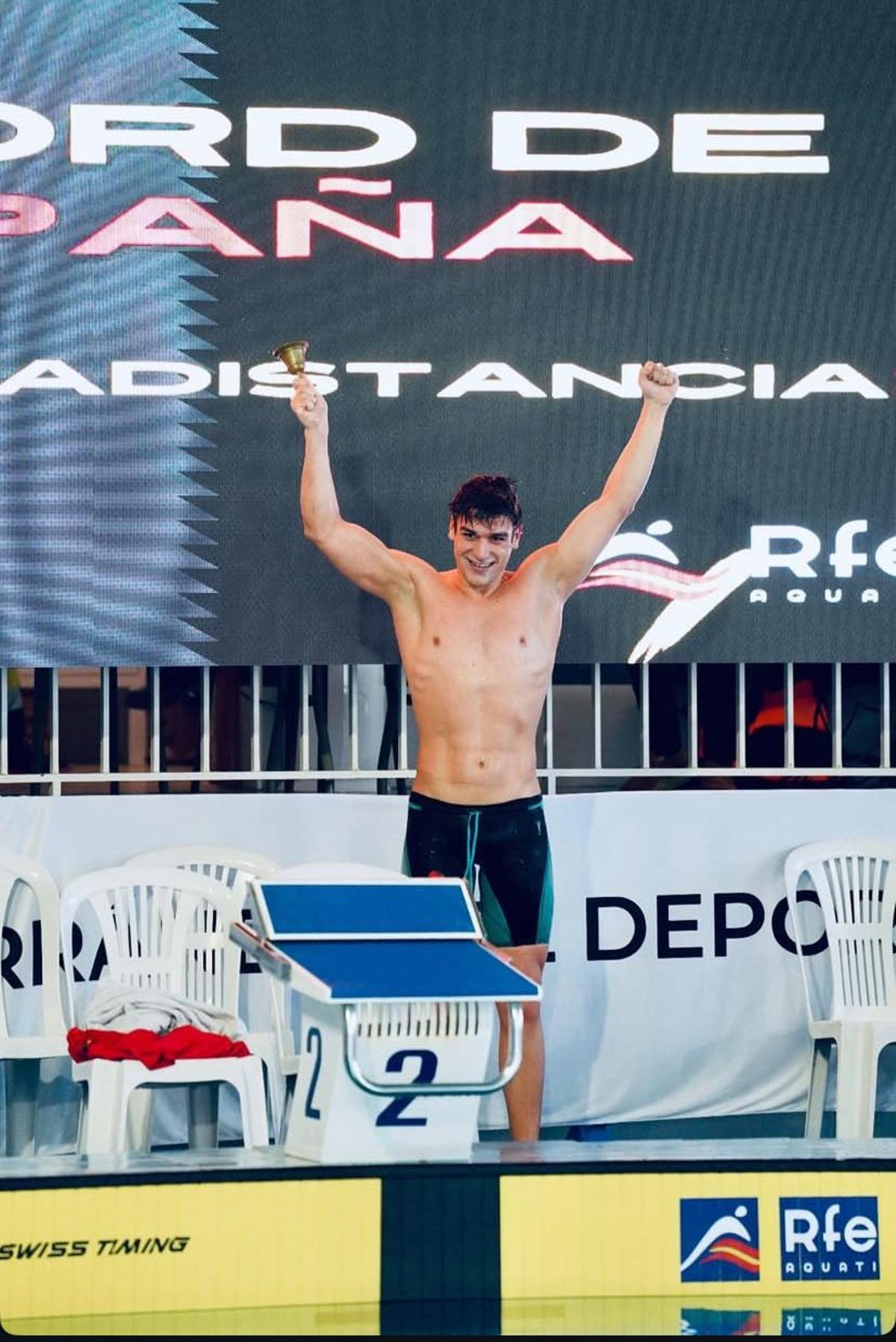 Mario Méndez celebra su nuevo récord de España en 5.000 metros conseguido