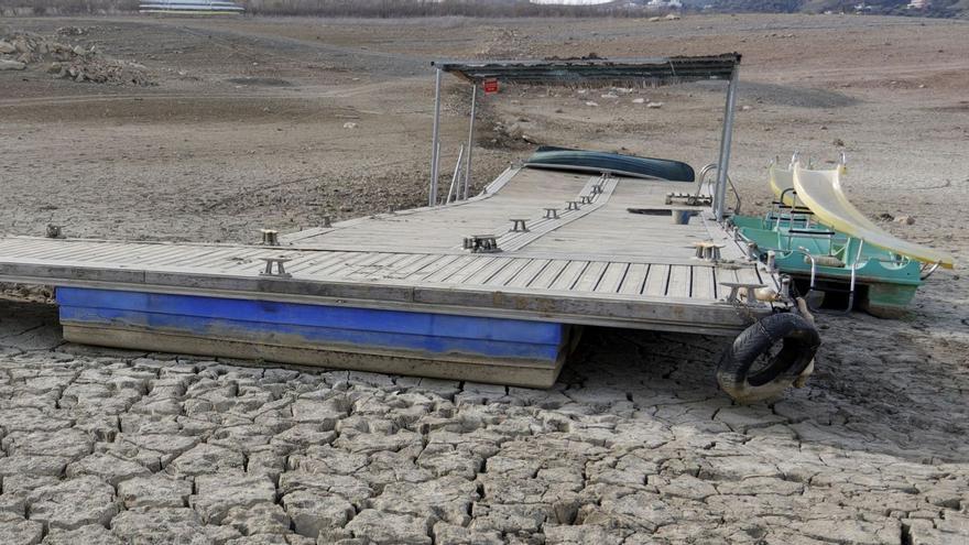 El embalse de mayor capacidad de la provincia, el de la localidad de La Viñuela, continúa por debajo del 14% de su capacidad y ha forzado restricciones en estos días. | ÁLEX ZEA