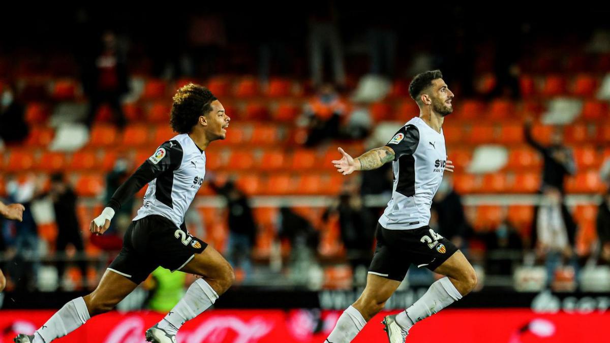 PIccini celebra el gol de la victoria por delante de Koba Koindredi.  | J.M. LÓPEZ