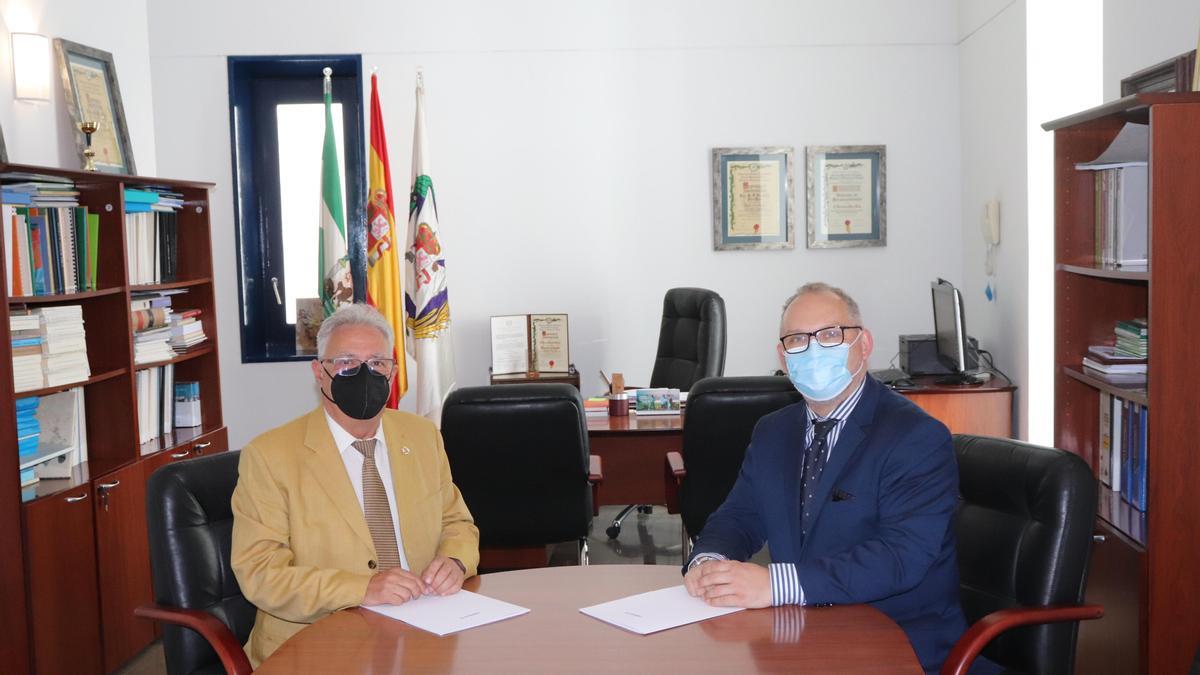 Representantes del Colegio de Enfermería y de la Fundación Cajasur.