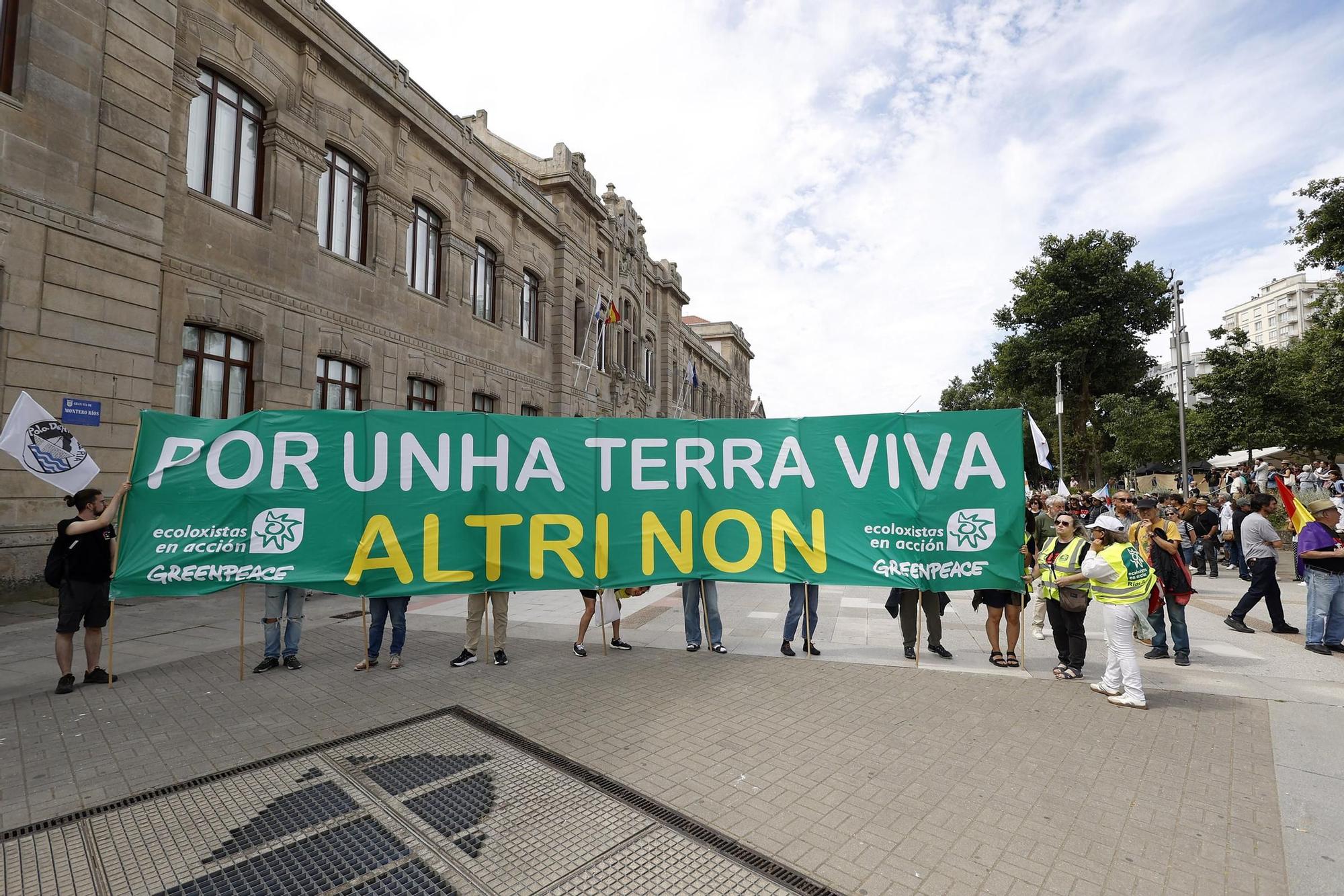 Miles de gallegos marchan de Pontevedra hasta Lourizán en protesta por las celulosas de Ence y Altri
