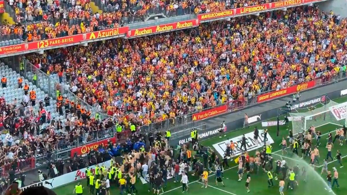 ¡Lamentable imagen en el fútbol francés! Así ha sido la pelea entre los hinchas del Lens y del Lille sobre el césped