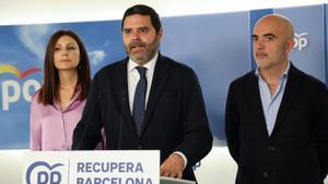 El exconcejal de Cs, Paco Sierra, junto a Lorena Roldán y Daniel Sirera, del PP.
