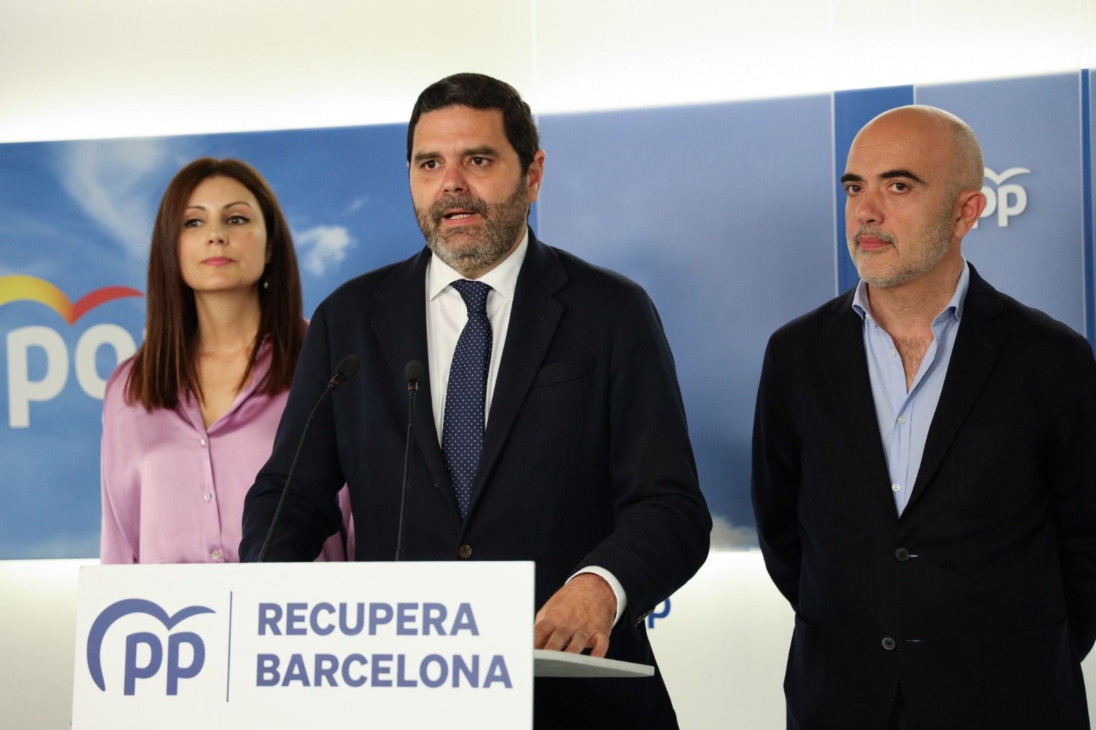 El exconcejal de Cs, Paco Sierra, junto a Lorena Roldán y Daniel Sirera, del PP.