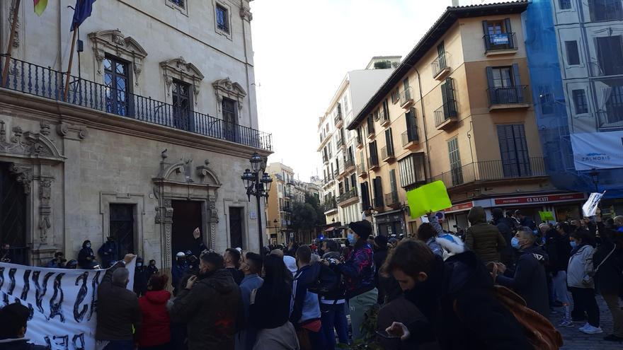 Manifestantes protestan frente a Cort.