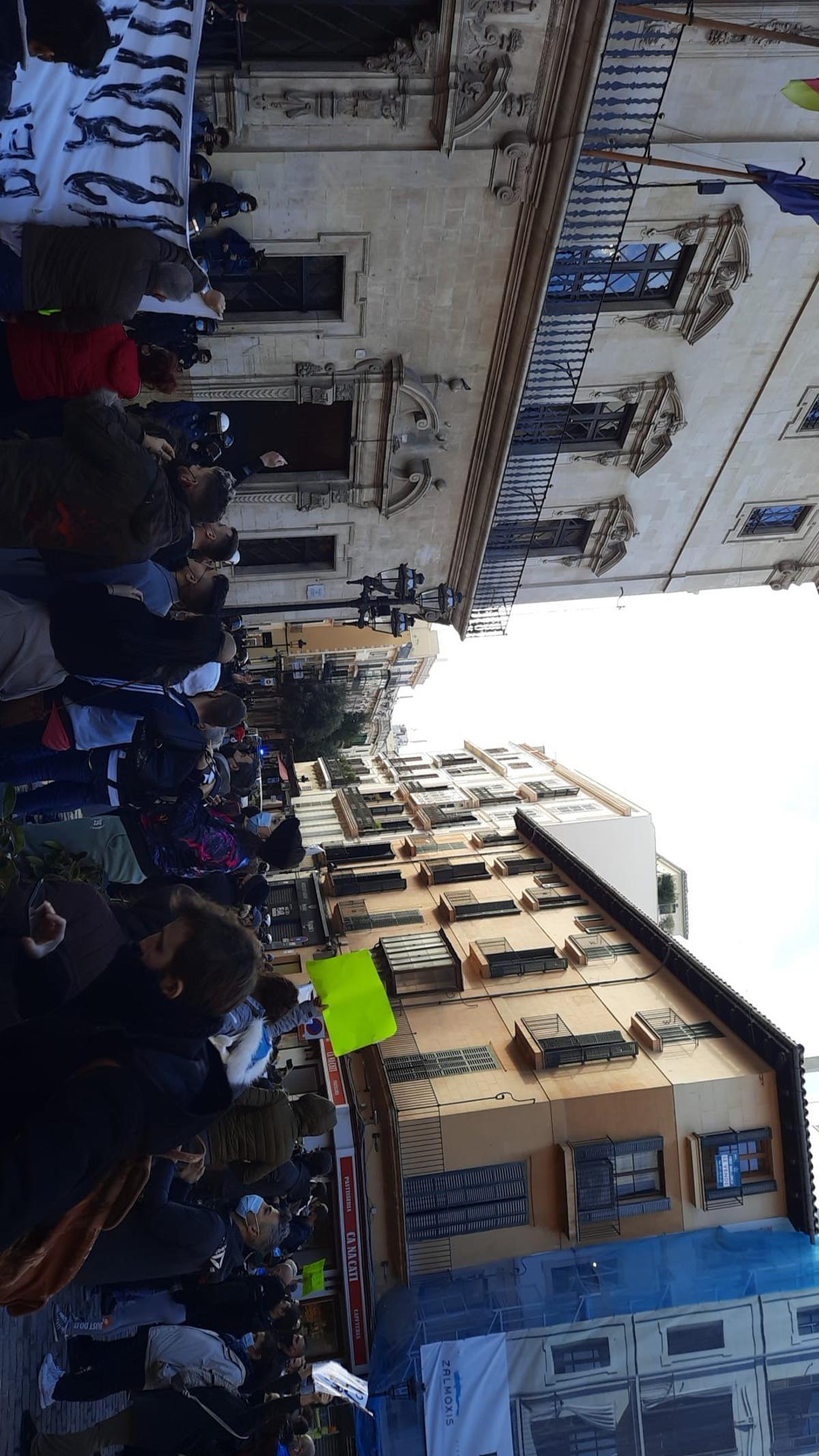 Manifestantes protestan frente a Cort.
