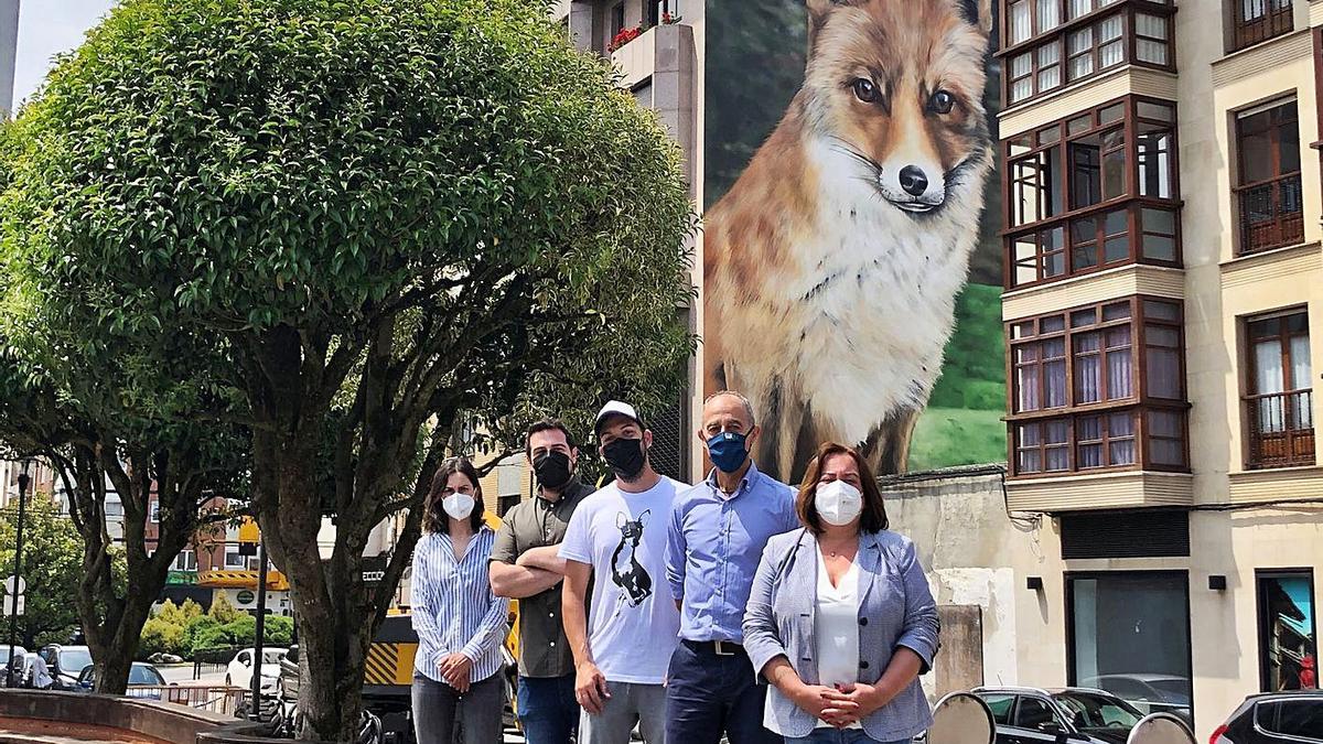 Por la izquierda, Aida Nuño, Pablo Suárez, el artista Xolaka, Jesús Abad y Ana Rosa Nosti, con la obra detrás. | I. G.