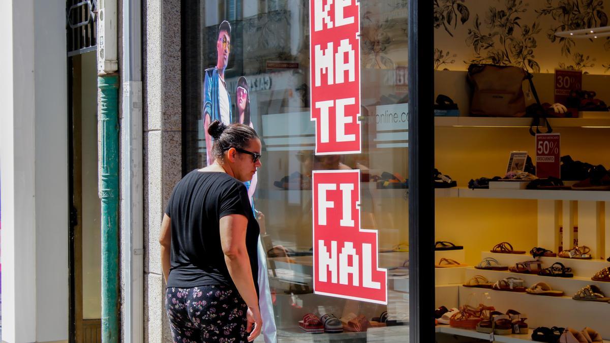 Una mujer observa el escaparate de una tienda, ayer en Vilagarcía