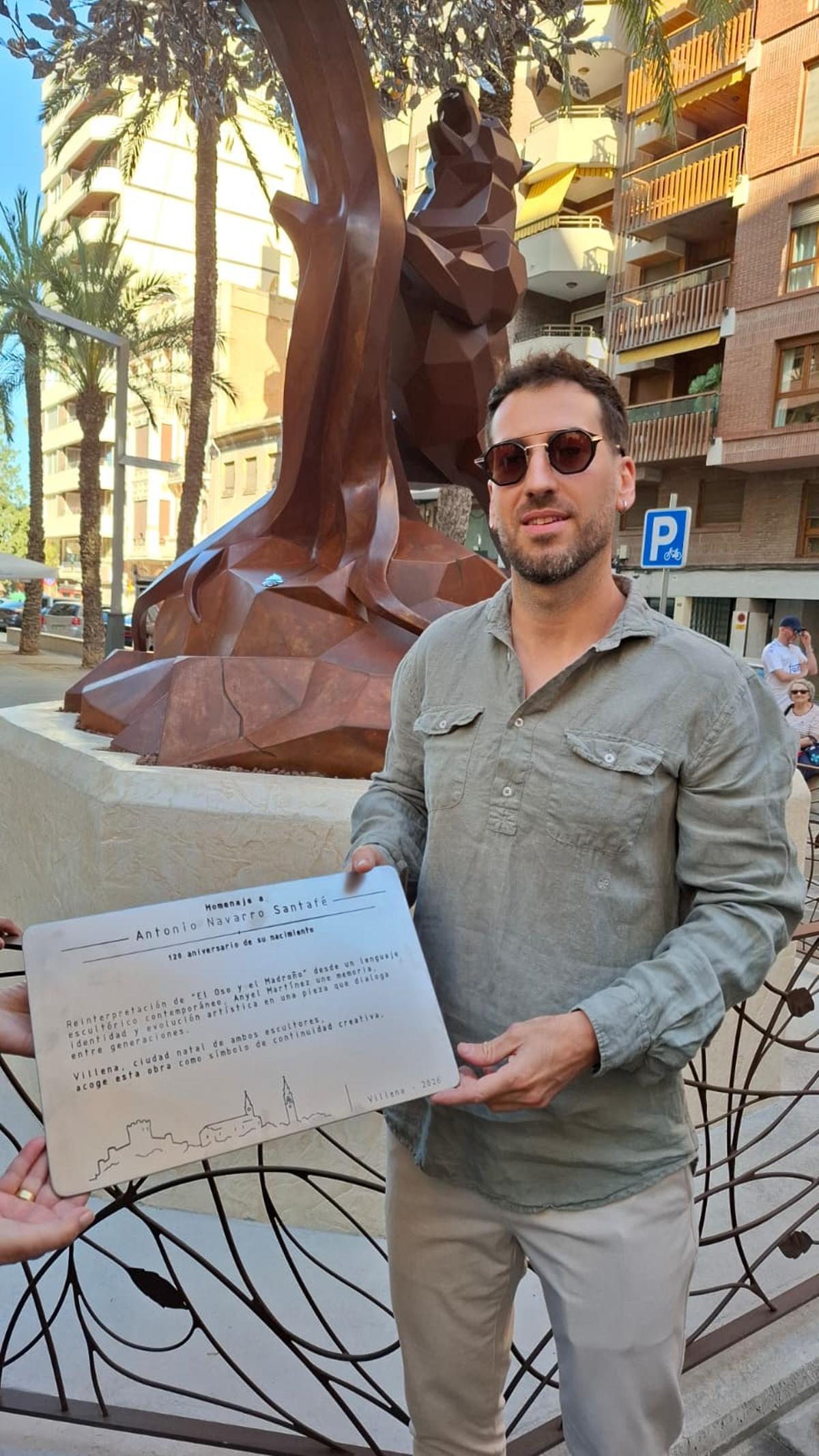 El escultor Anyel Martínez.