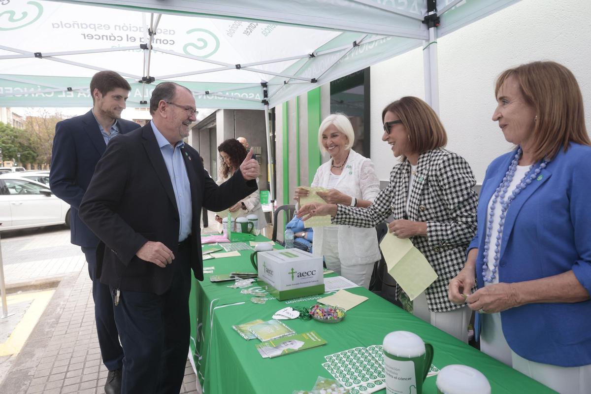 Mesa de cuestación contra el cáncer con Valencia Basket, Juan Roig y Hortensia Herrero