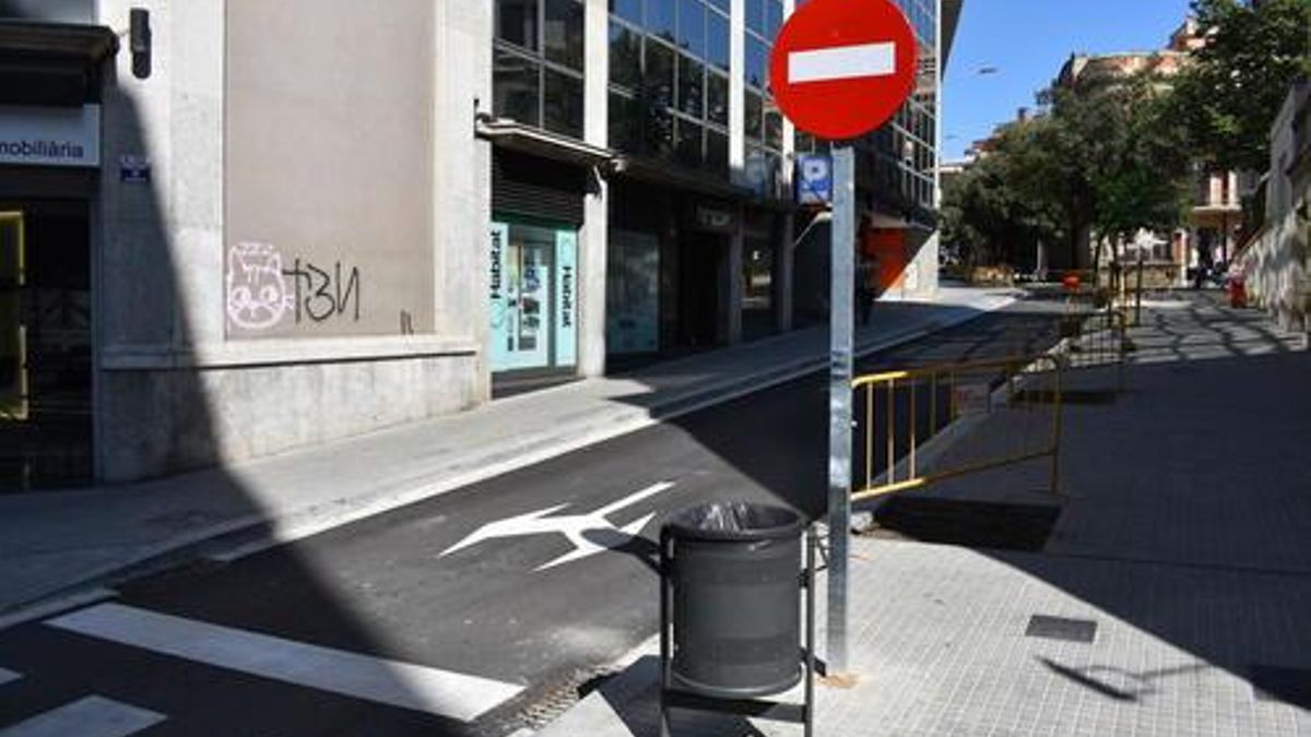 Nova senyalització vertical i horitzontal al carrer Cardenal Lluch, a la cruilla amb el carrer Pompeu Fabra