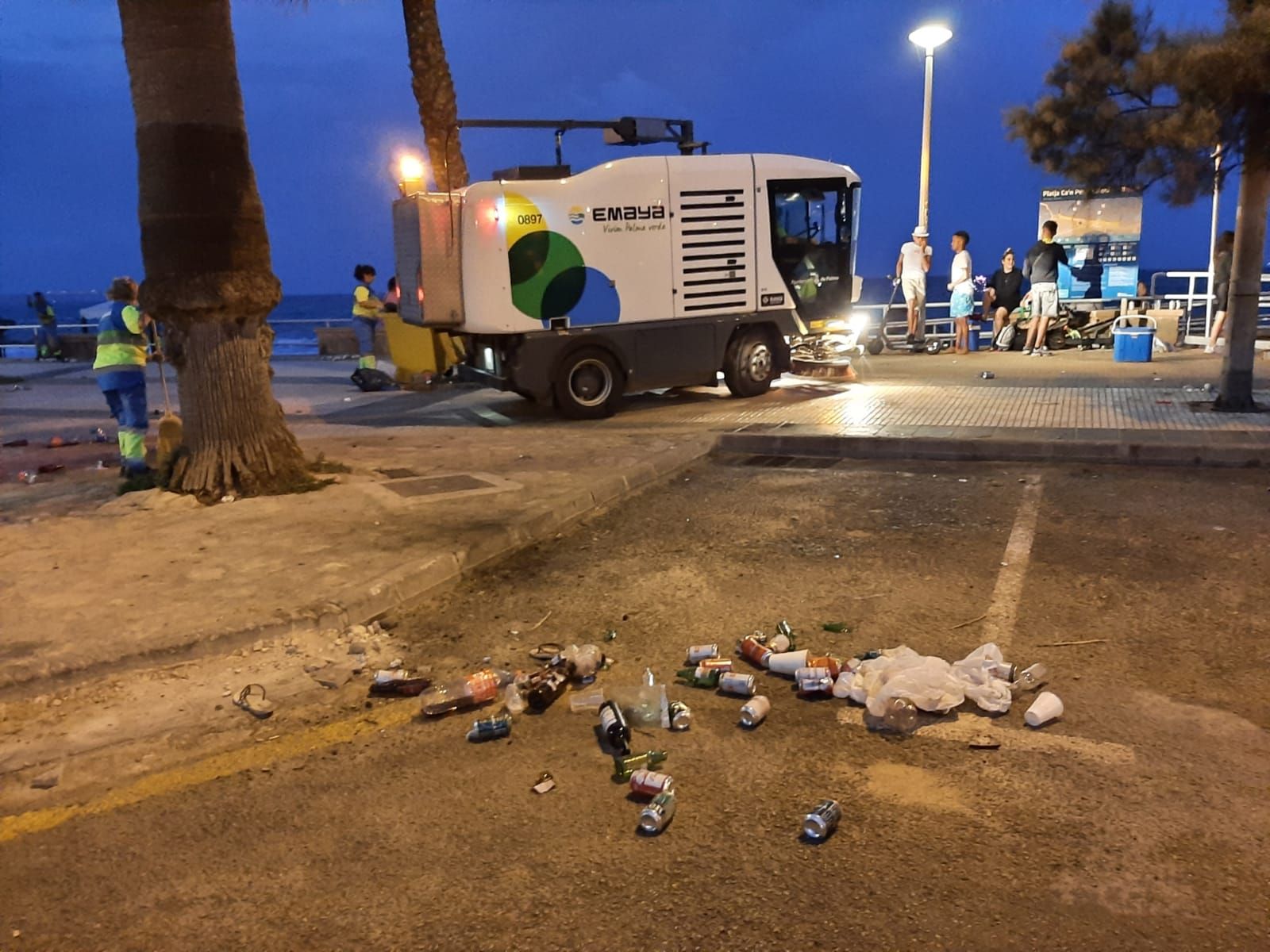 Recogidas 13 toneladas de basura en las playas de Palma la Nit de Sant Joan