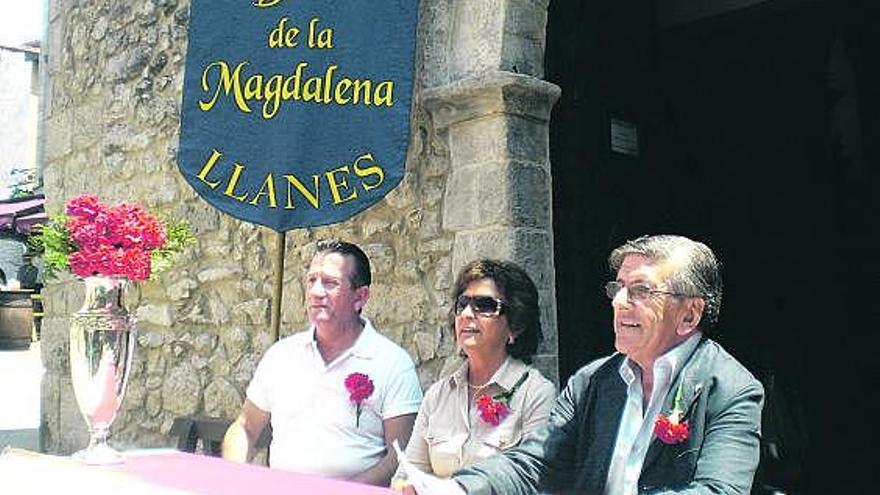 De izquierda a derecha, Manolo Pumares, María Ángeles Pedregal y Manuel Mijares, del bando de la Magdalena.