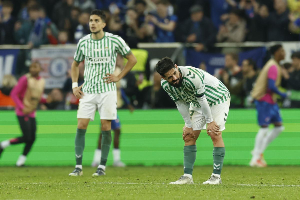 Los jugadores del Betis, Isco y Marc Bartra, tras encajar el tercer gol durante la final de laConference League
