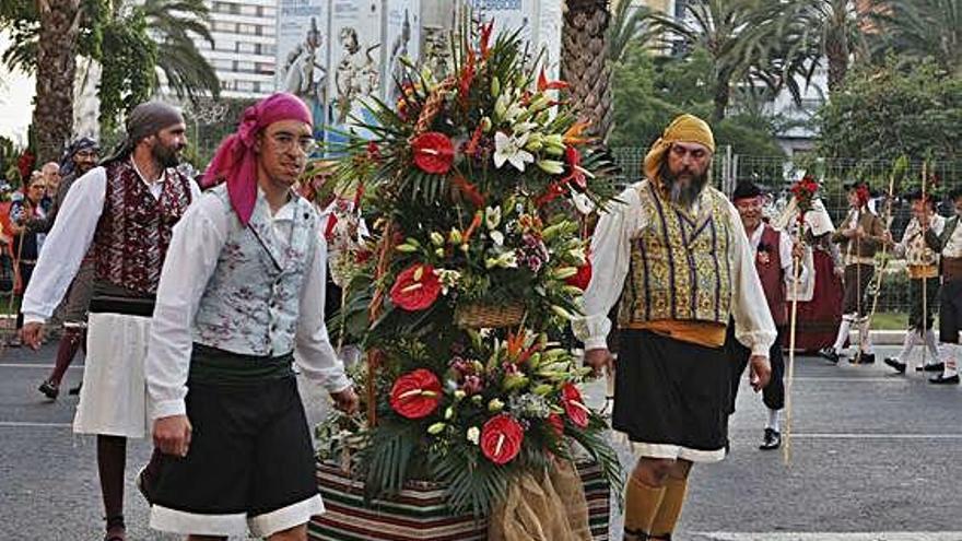 Foguerers portan un gran ramo para la Virgen del Remedio.