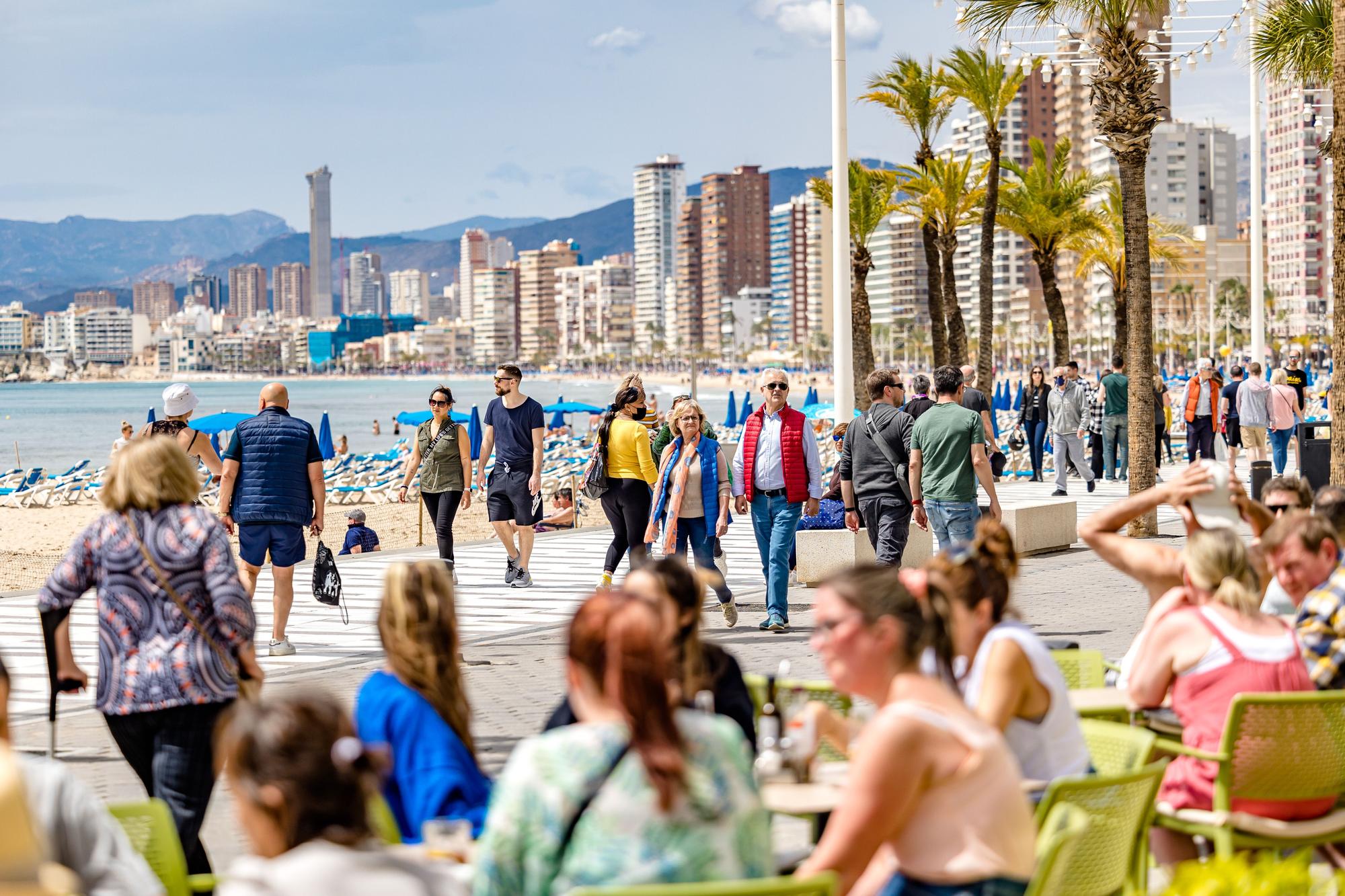 Los turistas llenan terrazas, paseos y hasta las playas, a pesar de las fuertes rachas de viento que se están registrando durante todo el día.