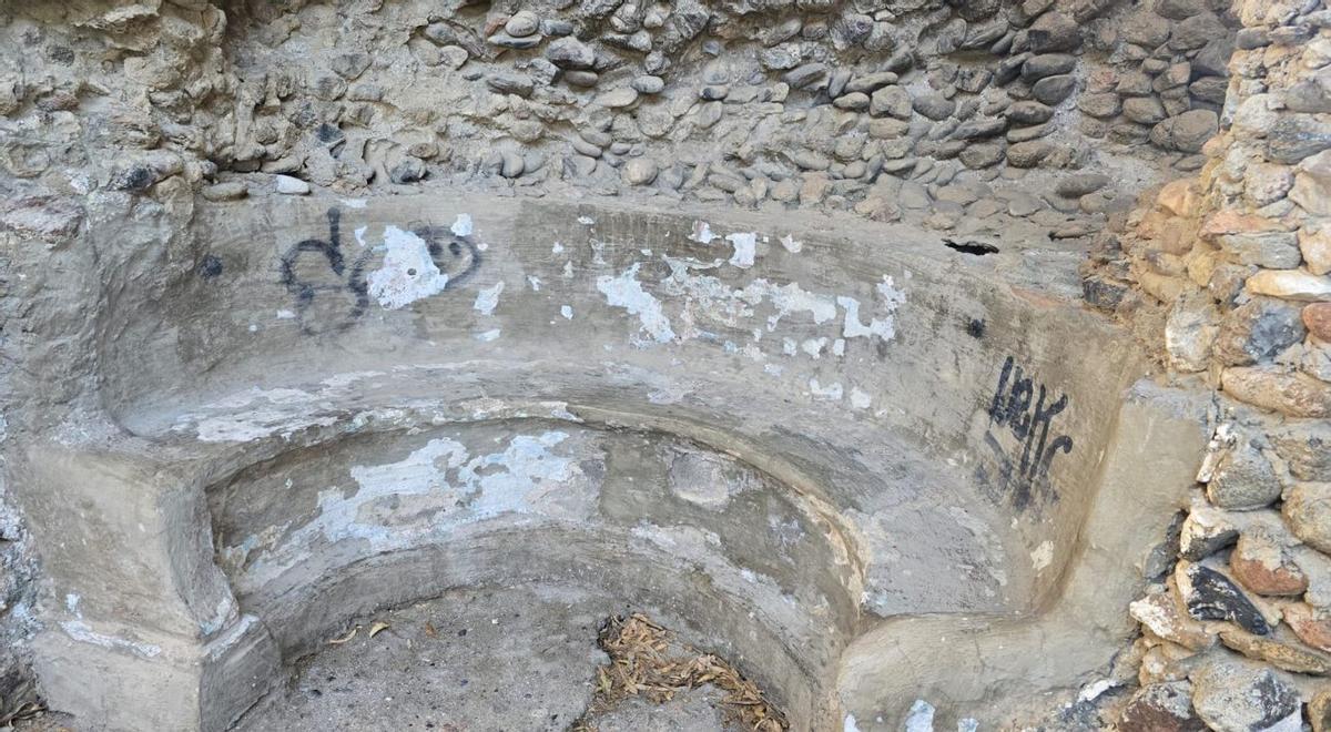 Parte de las pintadas en las termas romanas de Las Bóvedas, en San Pedro. | L.O.