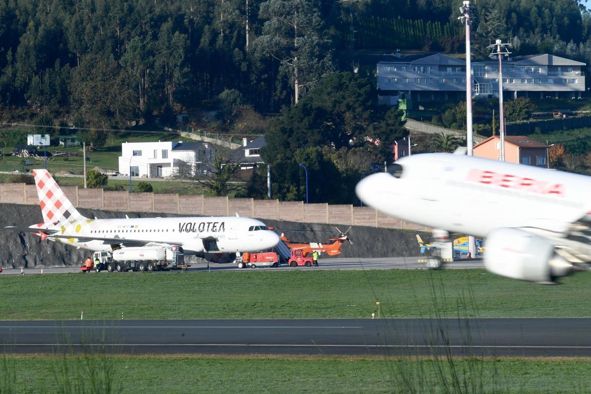 AVION DE LA AEROLINEA VOLOTEA APARTADO EN LA PISTA DEL AEROPUERTO DE ALVEDRO ( A CORUÑA ) MIENTRAS LO INSPECCIONA LA GUARDIA CIVIL, DEBIDO A LA ACTIVACION DEL PLAN DE EMERGENCIA POR UNA FALSA ALARMA DE AVISO DE BOMBA, MOTIVADA POR UNA SEÑAL DEL GEOLOCALIZADOR QUE LLEVABA UN RECLUSO CON PERMISO A BORDO