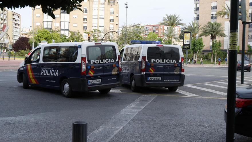 Dos furgones de la Policía Nacional, que intervino junto a la Agencia Tributaria y la Benemérita, en una imagen de archivo.