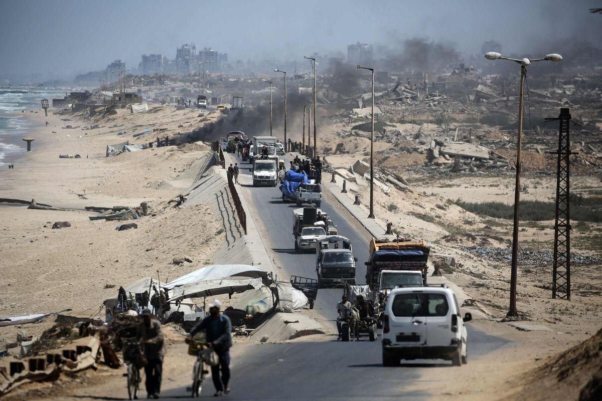 Población que se marcha de ciudad de Gaza por la presión de los bombardeos israelís. / AFP / EYAD BABA Población que se marcha de ciudad de Gaza por la presión de los bombardeos israelís. / AFP / EYAD BABA