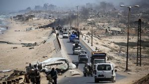 Población que se marcha de ciudad de Gaza por la presión de los bombardeos israelís. / AFP / EYAD BABA