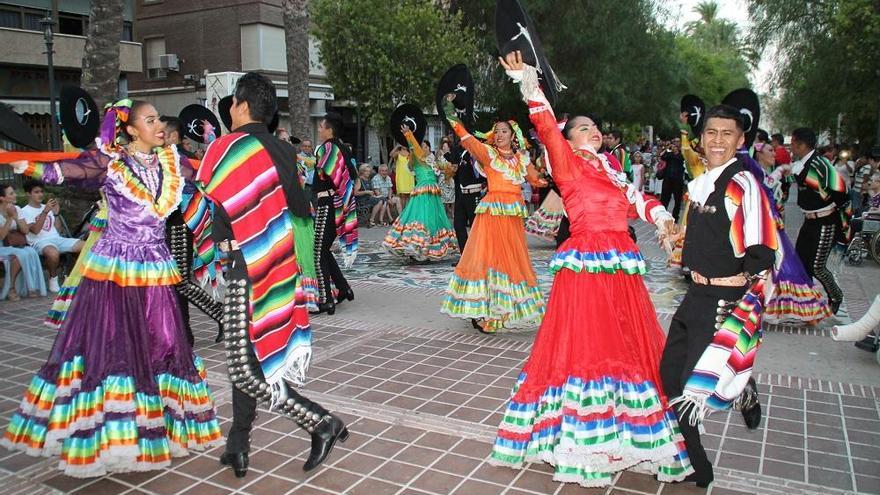 Los grupos participantes en el XXXI Festival Internacional de Folclore desfilaron por las distintas calles de Cieza.