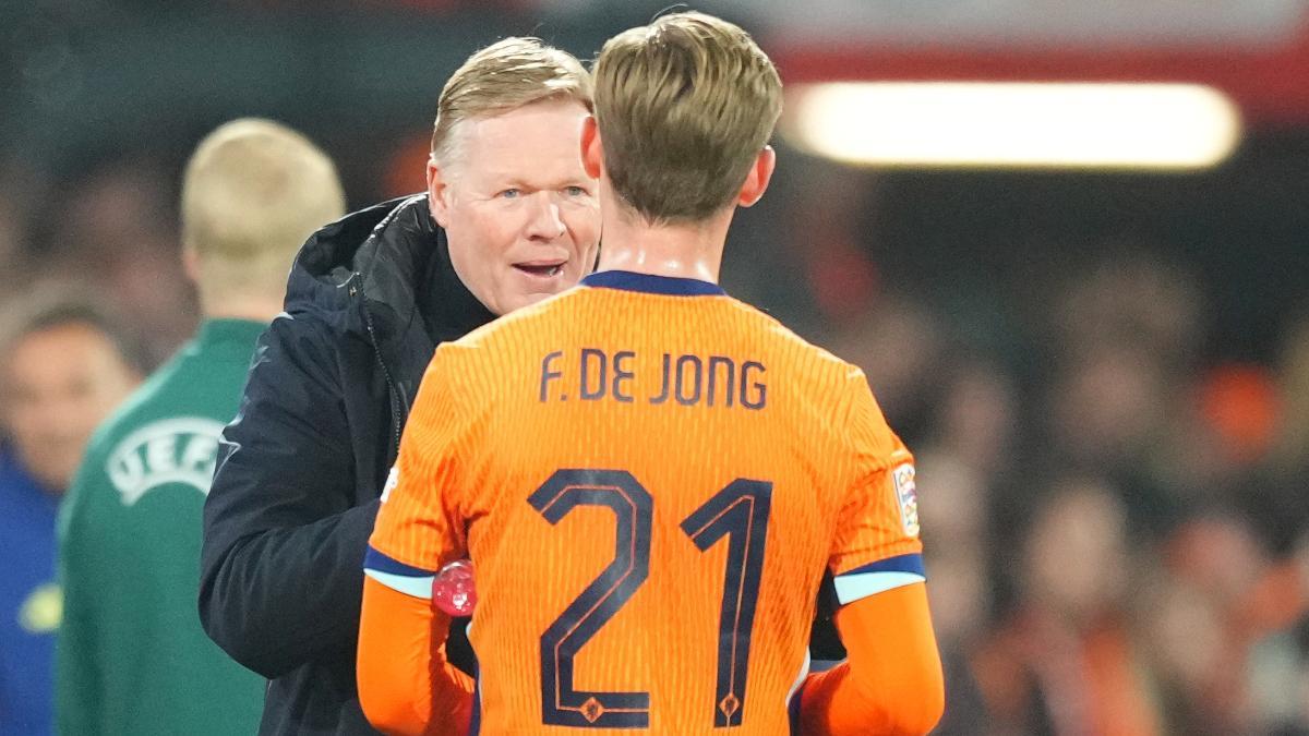 Ronald Koeman dando instrucciones a Frenkie de Jong