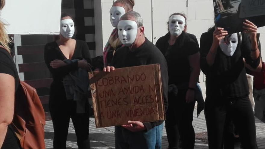 Algunos de los participan tes en la manifestación por el derecho a la vivienda durante el recorrido por Residencial Anaga.