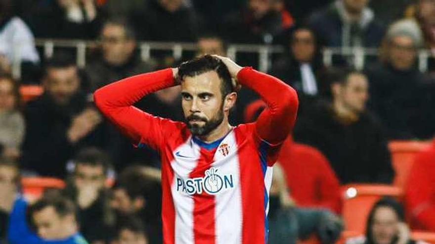 Molinero se lamenta durante el partido de Mestalla.