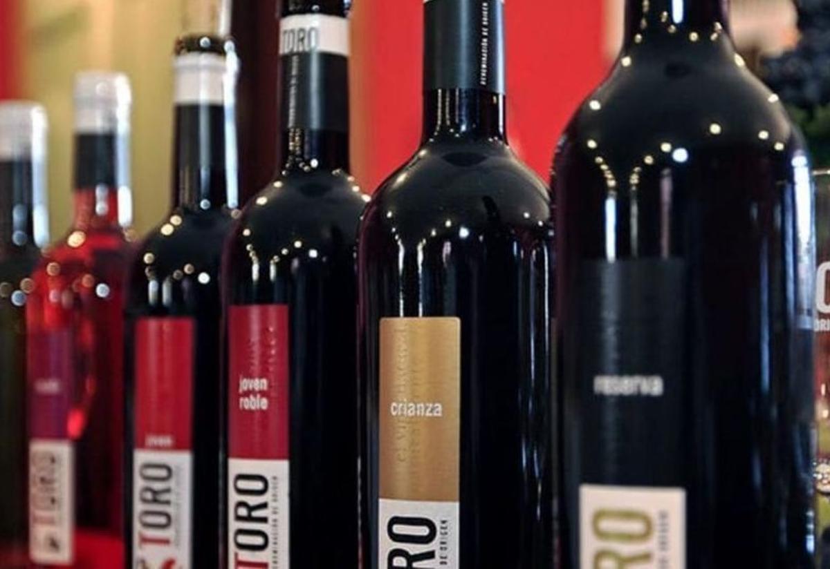 Botellas de vino genérico del Consejo Regulador agrupadas por categorías.