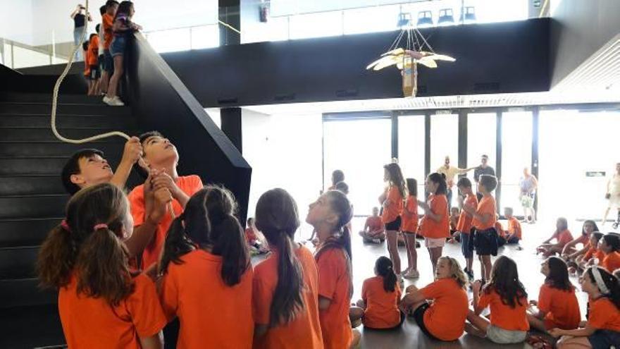 Distintos momentos de la «Prova de l&#039;Àngel de papel», ayer en la Escuela de Verano de la UMH.