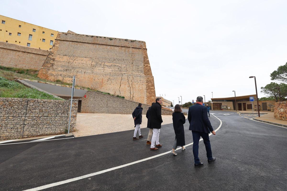 Políticos a su paso por delante del Parador durante el paseo de inauguración del Camí del Calvari.