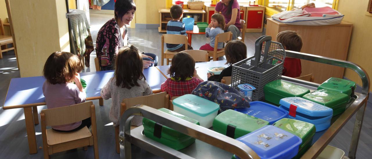 Una fotografía de archivo de un comedor escolar en un colegio.