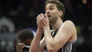 San Antonio Spurs center Pau Gasol, of Spain, comes back down the court after missing a free throw during overtime in the team’s NBA basketball game against the Atlanta Hawks, Sunday, Jan. 1, 2017, in Atlanta. Atlanta won 114-112 in overtime. (AP Photo/John Amis)