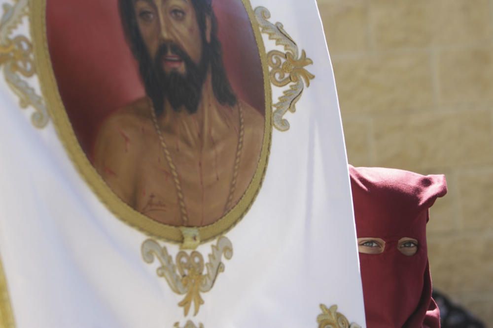 Desde un tinglao conjunto al colegio 'Espíritu Santo', a las cinco de la tarde del Viernes de Dolores comenzaba la Procesión de la Asociación de files de Jesús de la Salvación y la Virgen de la Encarnación.