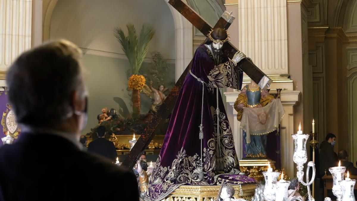 Cientos de personas visitan las imágenes este Viernes Santo