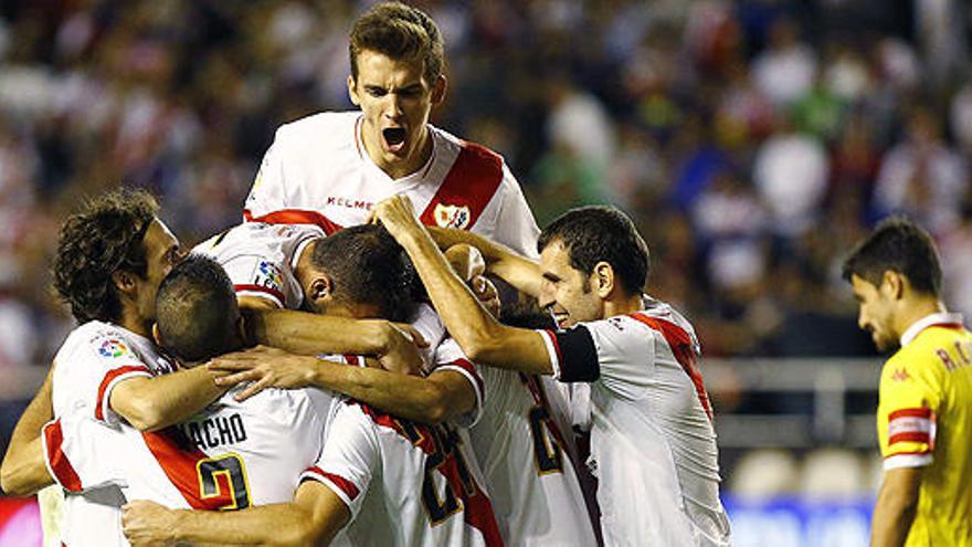 Los jugadores del Rayo celebran el gol de Javi Guerra.